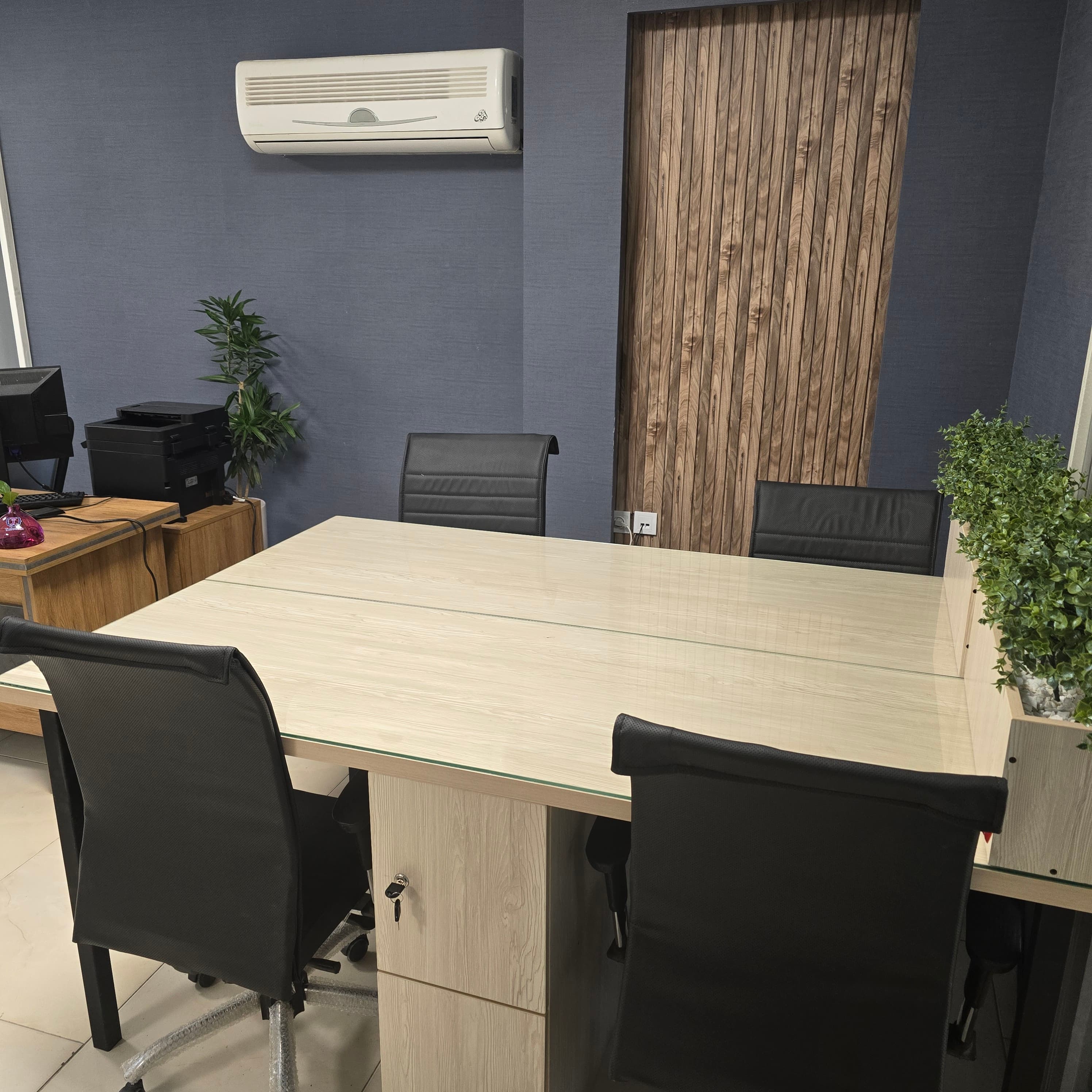 میز کار اختصاصی داخل سالن - تصویر 1