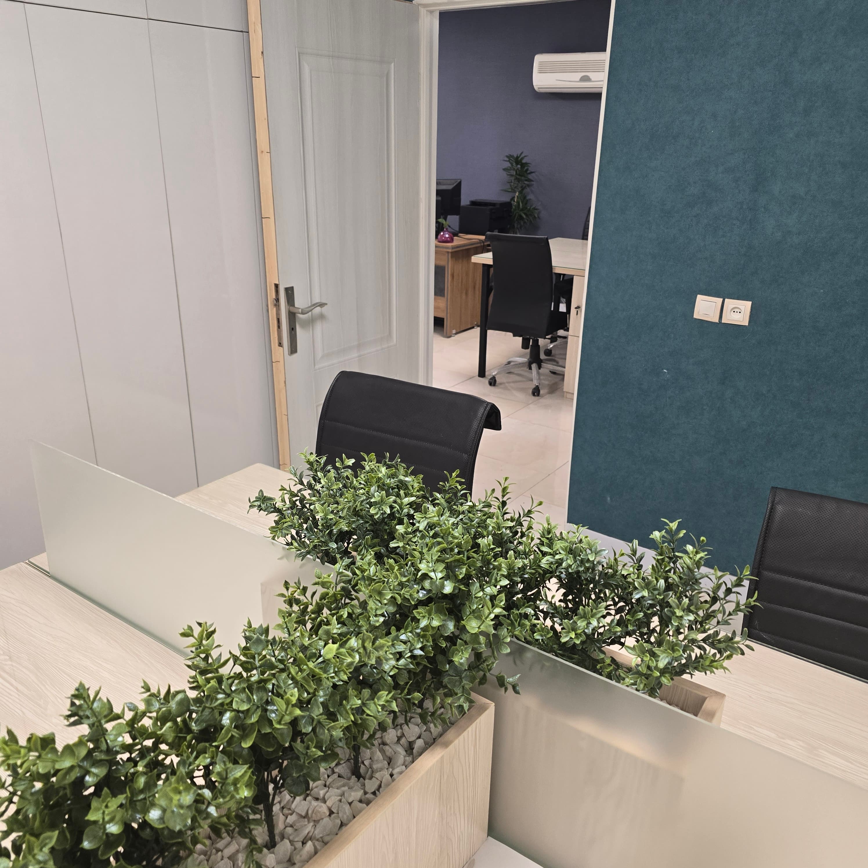 میز کار اختصاصی داخل اتاق - تصویر 1