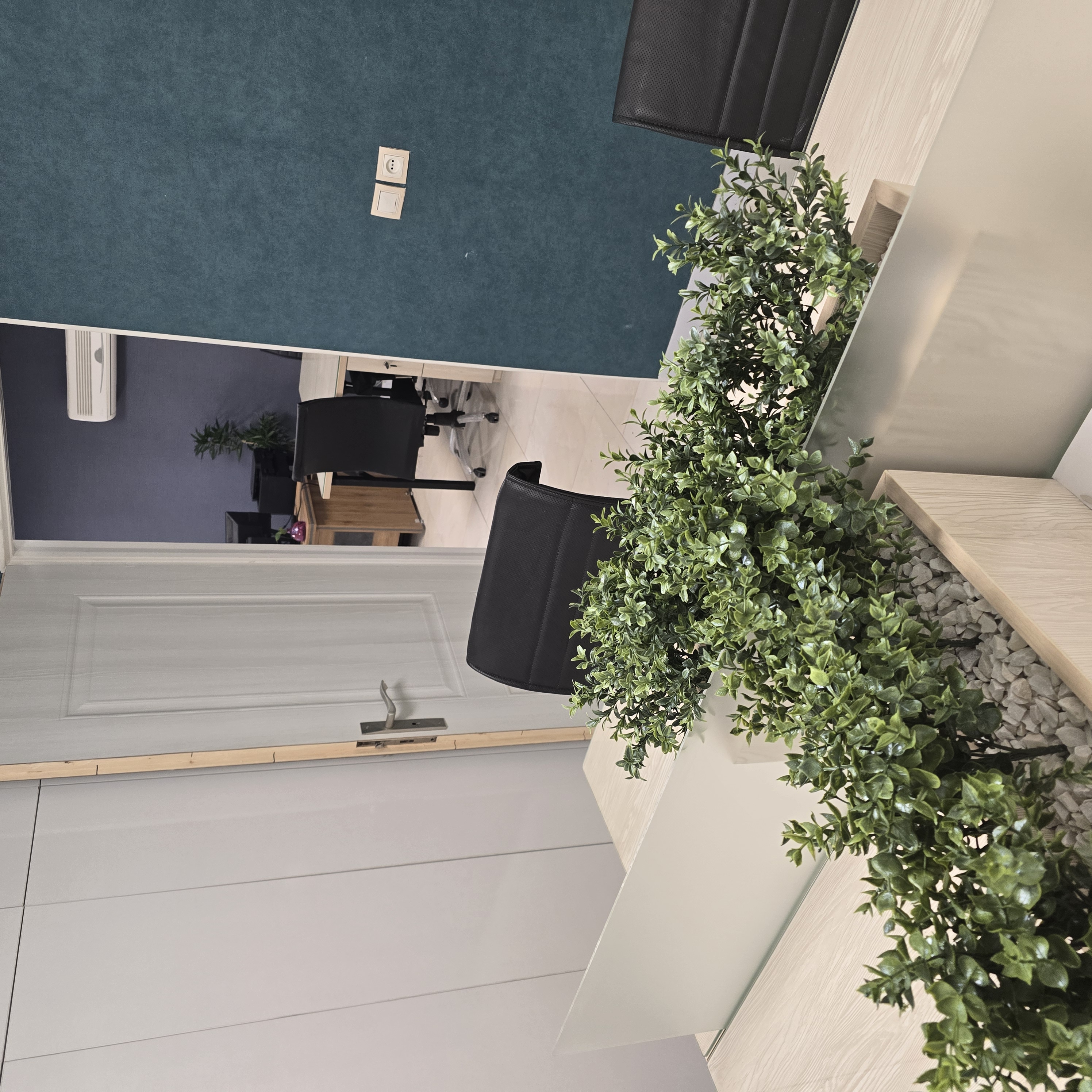 میز اختصاصی داخل اتاق